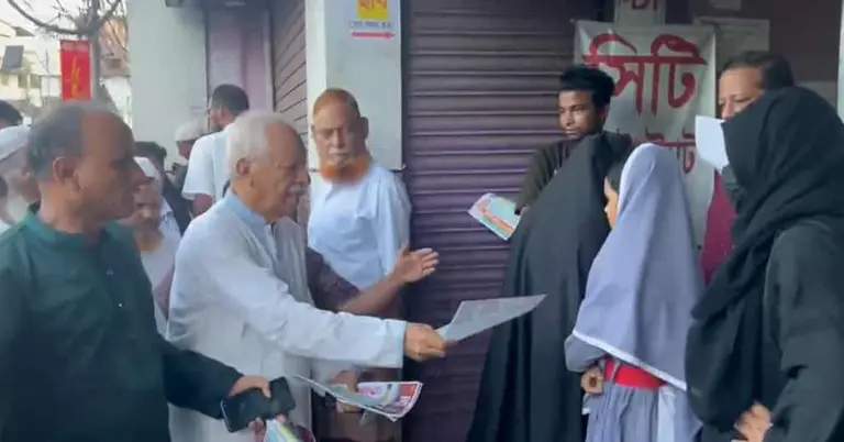 জনগনের মধ্যে লিফলেট বিতরন করা হচ্ছে